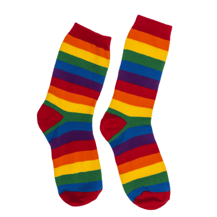 Paar Pride Socken mit Regenbogen-Streifenmuster auf weißem Hintergrund