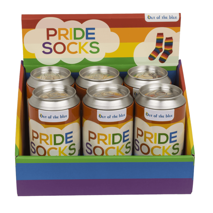 Verkaufsdisplay mit mehreren Pride Socken in Regenbogen-Design in Metall­dosen