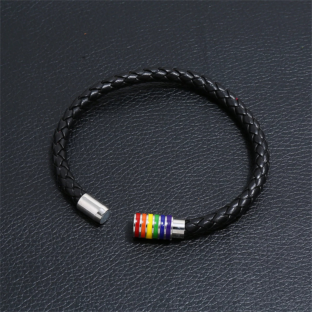 Schwarzes geflochtenes Lederarmband mit silbernem Magnetverschluss, schlichtes Pride Armband für Alltag und Events.