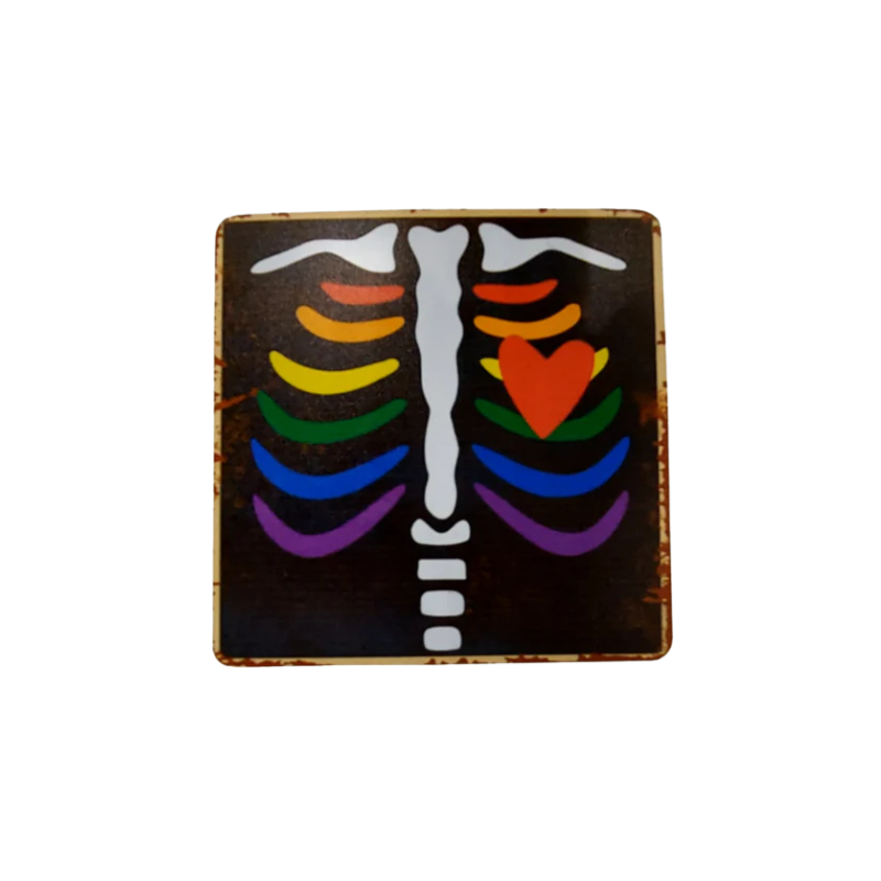 Pride Skelett Magnet mit Regenbogenrippen und rotem Herz auf schwarzem Hintergrund – LGBTQIA+ Kühlschrankmagnet für Vielfalt und Selbstliebe