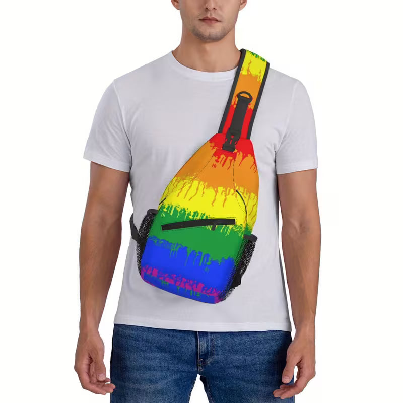 Pride Sling Bag aus Polyester mit Farbverlauf, seitlichem Reißverschluss und Netzseitentaschen.