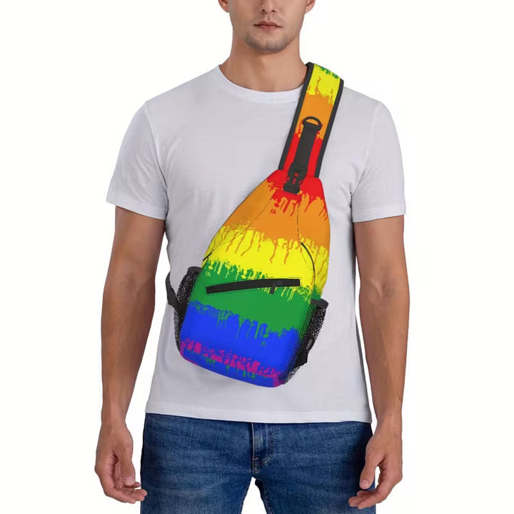 Pride Sling Bag aus Polyester mit Farbverlauf, seitlichem Reißverschluss und Netzseitentaschen.