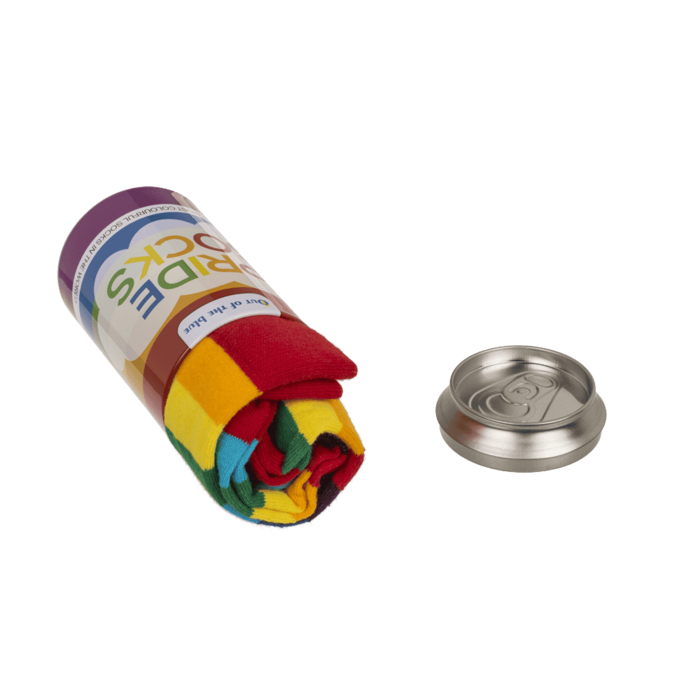 Aufgerollte Pride Socken im Regenbogen-Design neben geöffneter Metall-Dose