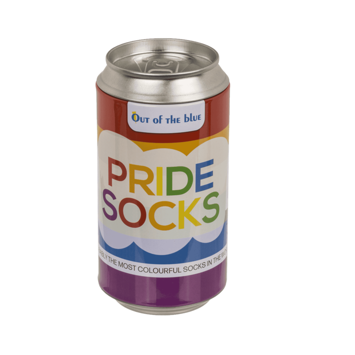 Pride Socks Metallverpackung im Regenbogen-Design, freigestellt auf weißem Hintergrund