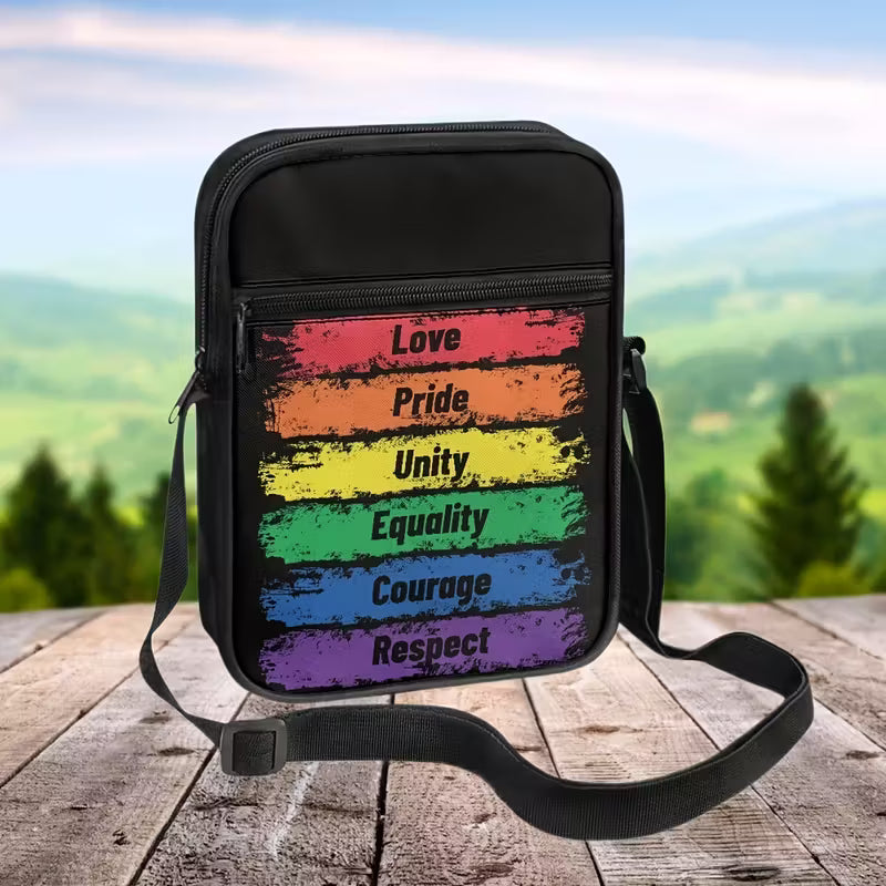 Schwarze Umhängetasche mit Regenbogenstreifen und Aufschrift Love, Pride, Unity, Equality, Courage, Respect – Pride Crossbody Bag für Alltag & Events