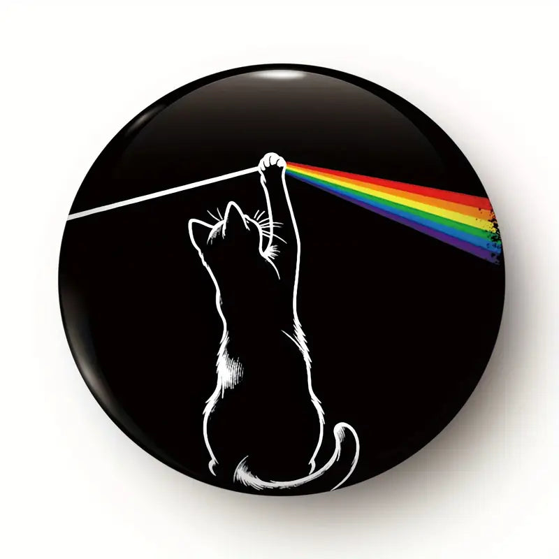 Prismacat Button – weiße Katze mit Regenbogenstrahl auf schwarzem Hintergrund