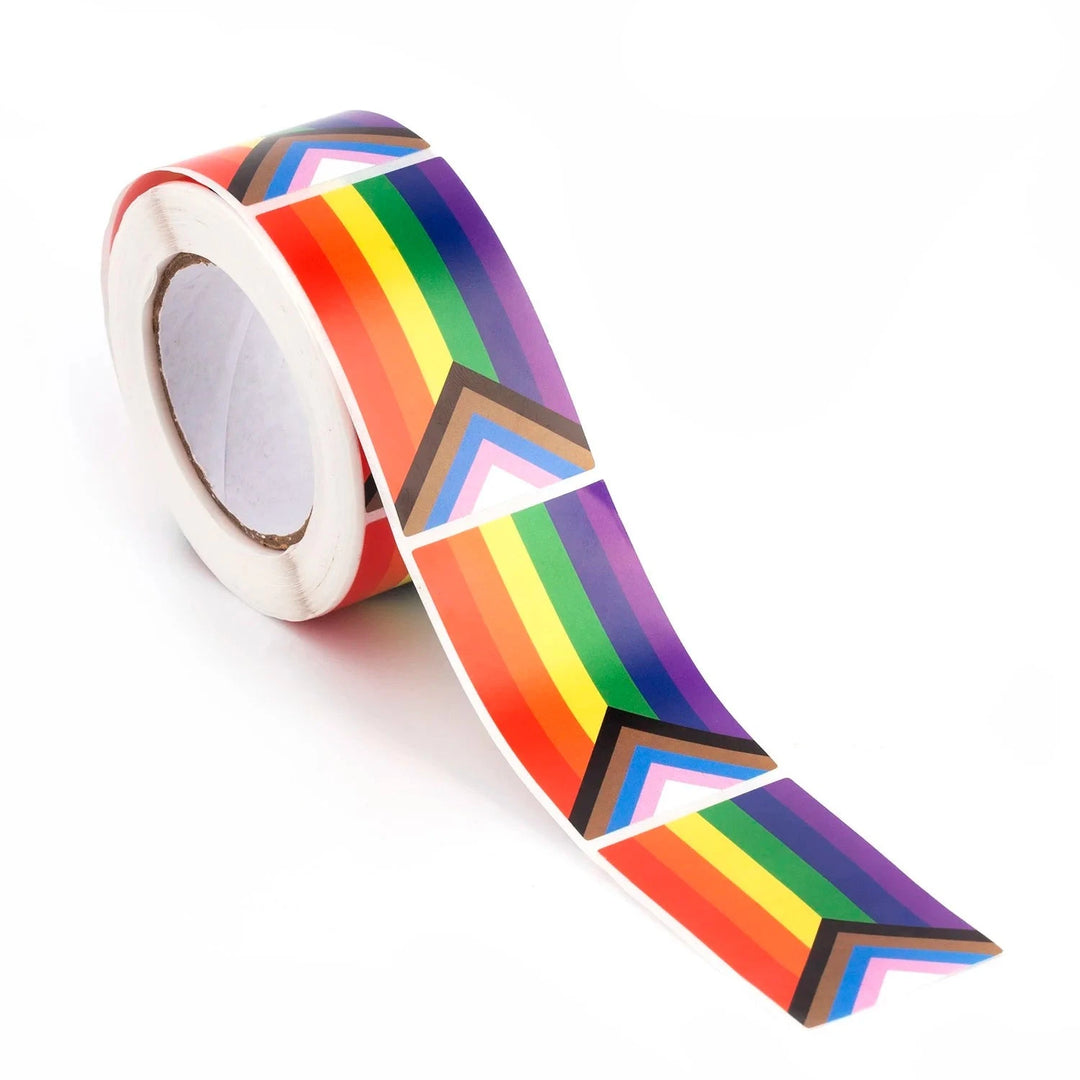 Progress Pride Aufkleber Rolle mit 250 rechteckigen Stickern im Regenbogen Chevron Design, 3x5 cm, ideal für Pride, Versand und Geschenke.