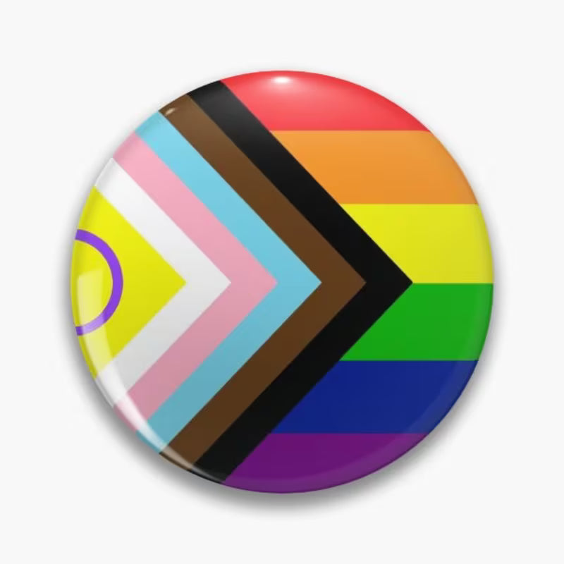 Progress Pride Button mit Regenbogenflagge und Chevron in Trans-, Inter- und BIPoC-Farben, 44 mm
