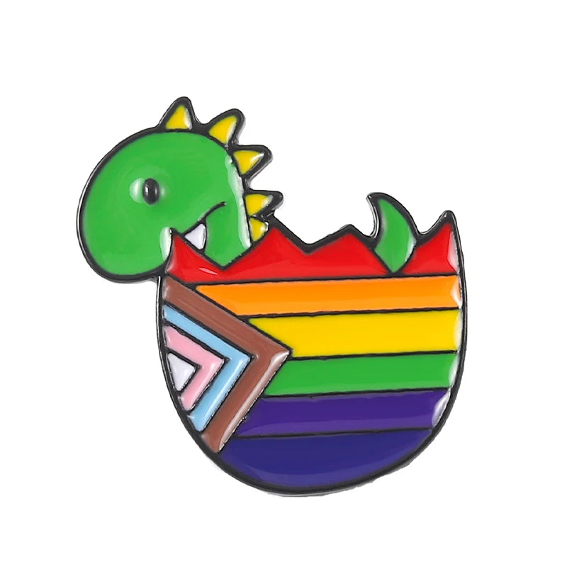 Ein süßer Ansteck-Pin mit einem grünen Dinosaurier, der aus einem Ei mit der Progress Pride Flagge schlüpft. Das Ei zeigt die LGBTQ+ Regenbogenfarben und Inklusionsfarben für Diversität und Gleichberechtigung. Perfekt als Pride-Statement, niedliches Accessoire oder Geschenk für Unterstützer der LGBTQ+ Community.