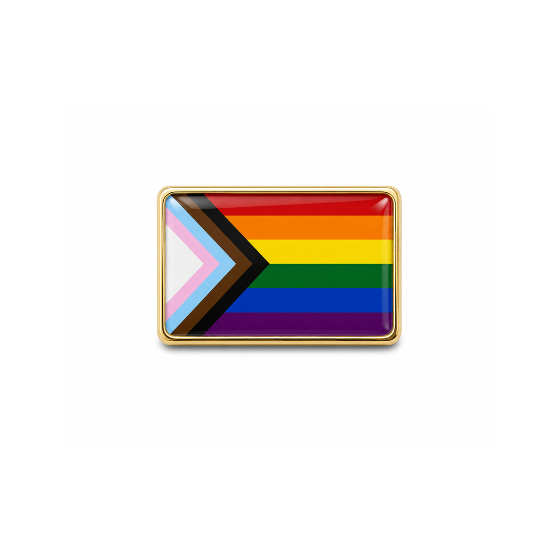 Progress Pride Flag Pin in rechteckiger Form mit den Farben der Progress Pride Flag auf weissem Hintergrund.