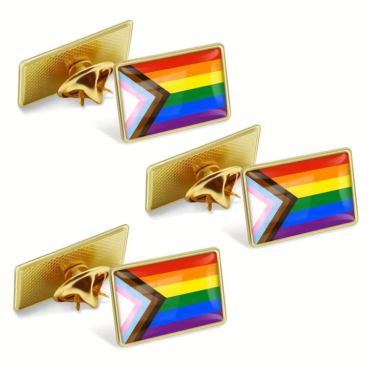 Mehrere Progress Pride Flag Pins mit Ansteckverschluss. Rechteckige LGBTQIA+ Anstecker mit den Farben der Progress Pride Flag.