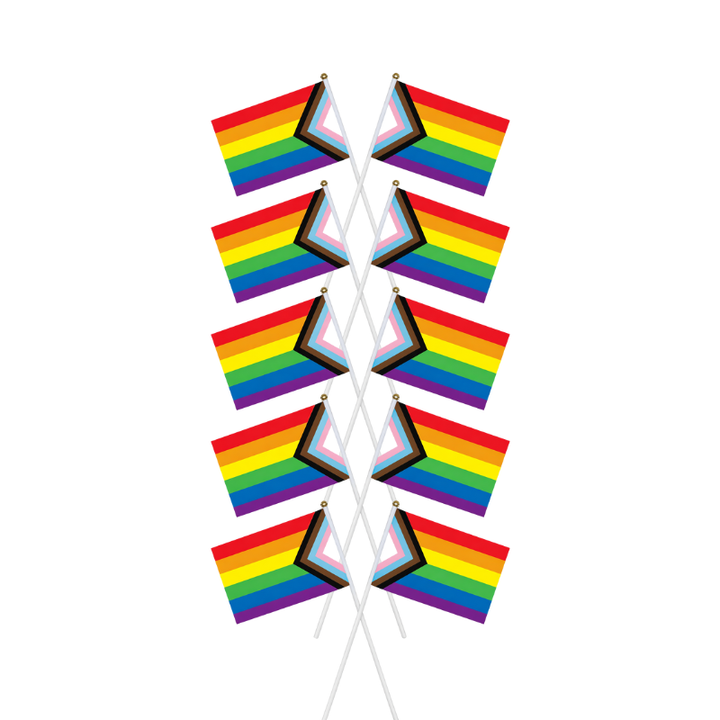 10er Set Progress Pride Handflaggen mit inklusivem Chevron auf weißem Hintergrund