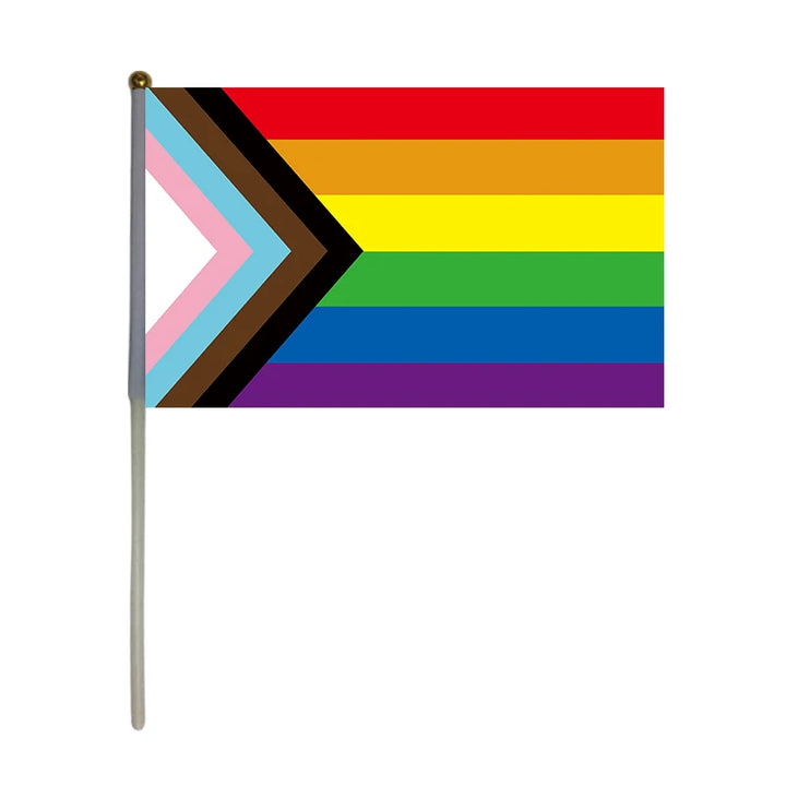 Progress Pride Handflagge mit Regenbogenfarben und Chevron für trans*, inter* und BIPoC Sichtbarkeit