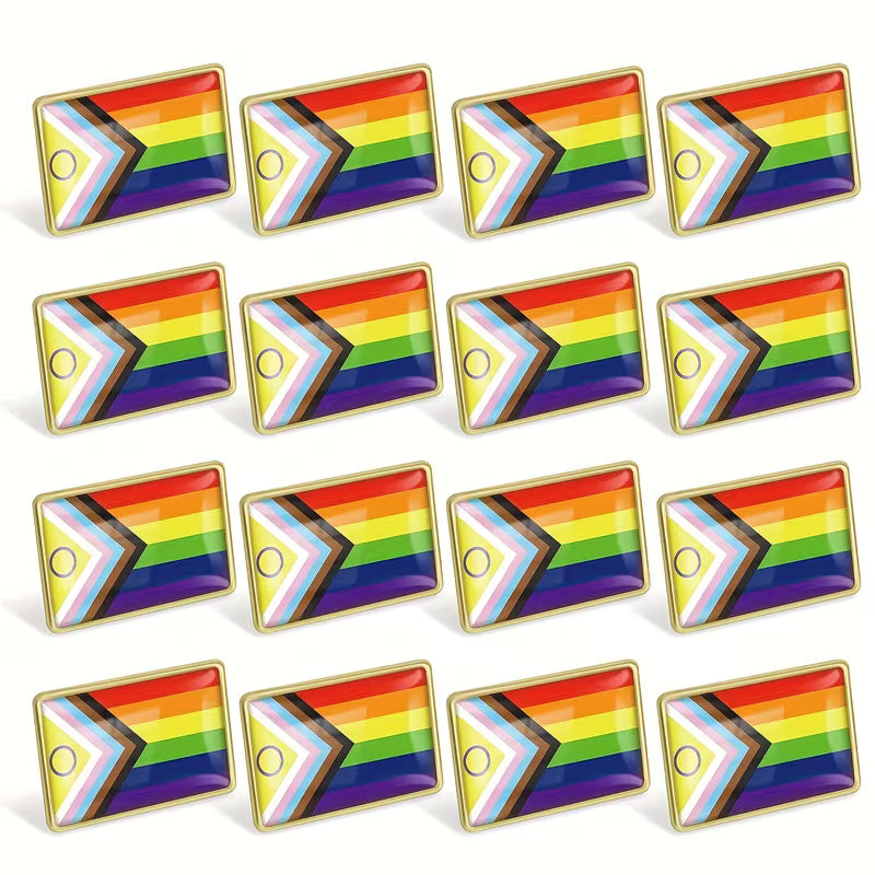Mehrere rechteckige Progress Pride Flag Pins mit goldfarbenem Rand, nebeneinander angeordnet, Stickeroberfläche, nicht wasserdicht, Format etwa 22 x 15 mm
