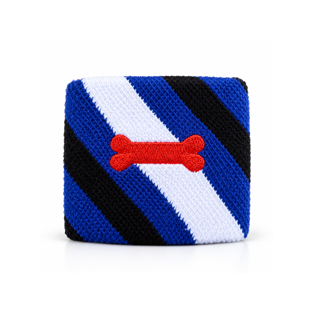 Puppy Pride Schweissband aus Frottee mit blau-schwarz-weissen Diagonalstreifen und rot gesticktem Knochen auf weissem Hintergrund
