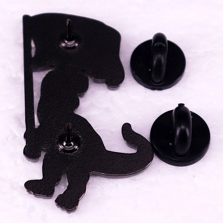 Queer T-Rex Pin – Rückseite mit Butterfly-Verschlüssen