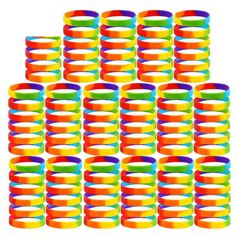 „Set aus bunten Rainbow-Pride-Armbändern aus Silikon in kräftigen Regenbogenfarben.“