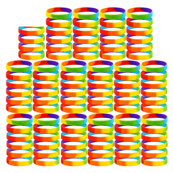 „Set aus bunten Rainbow-Pride-Armbändern aus Silikon in kräftigen Regenbogenfarben.“