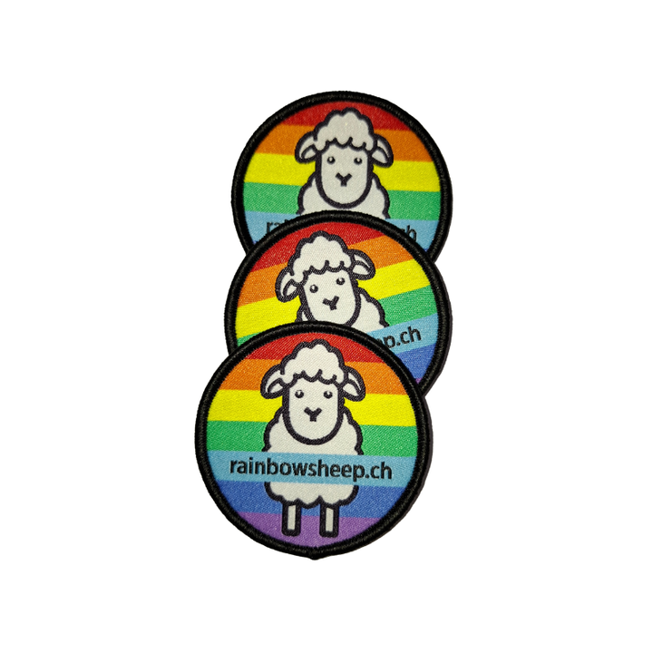 Mehrere gestickte Rainbowsheep Logo Patches mit Regenbogenhintergrund und Schafmotiv
