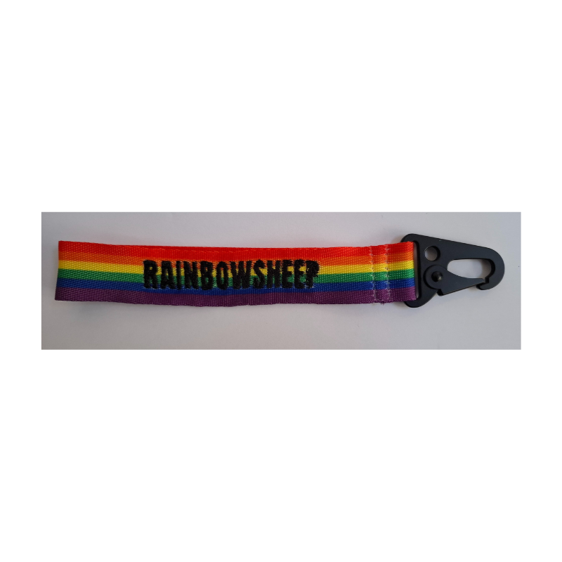 Handgemachter Rainbowsheep Schlüsselanhänger aus Textilband in Regenbogenfarben mit schwarzem Karabiner
