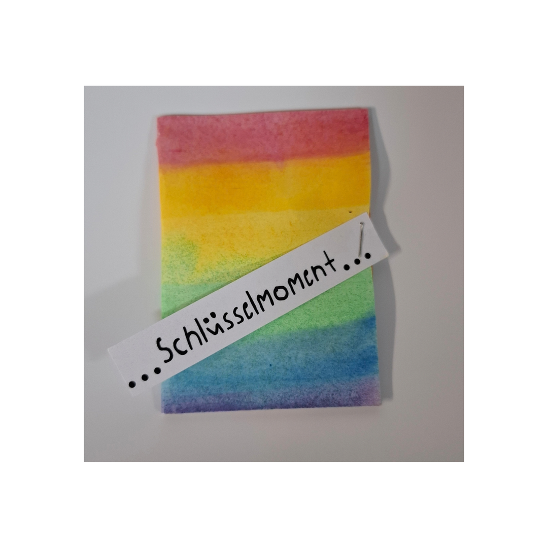 Handgemachte Regenbogen-Verpackung für den Rainbowsheep Schlüsselanhänger von Integra Wohlen