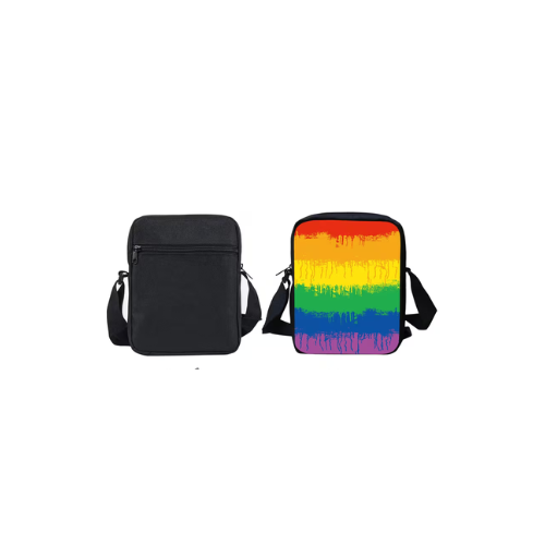 Leichte, schwarze Umhängetasche aus Polyester mit verstellbarem Schultergurt und zwei Reißverschlüssen. 
Die Vorderseite zeigt horizontale Streifen in den Farben des Regenbogens. 
Die Tasche steht aufrecht und ist etwa 23 cm hoch, 18 cm breit und 5 cm tief.
