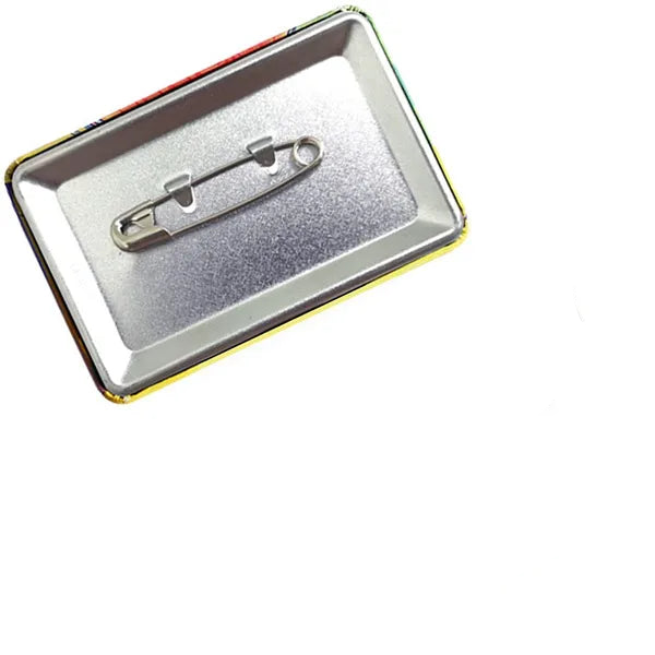 Rückseite eines rechteckigen Regenbogen-Ansteckbuttons mit Metall-Pin-Verschluss