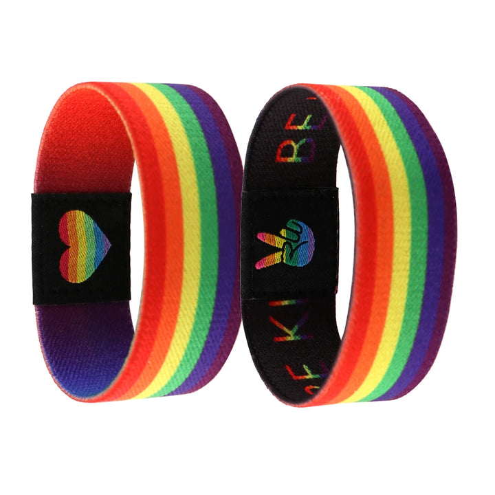 Zwei elastische Armbänder aus Polyester in Regenbogenfarben mit Herz- und Handsymbol