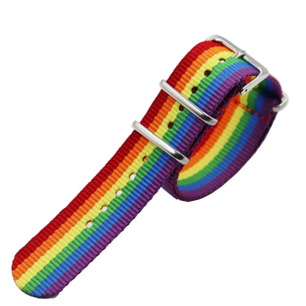 verstellbares Armband aus robustem Stoff mit horizontalen Regenbogenstreifen in rot, orange, gelb, grün, blau und lila, ausgestattet mit einer silbernen Metallschließe