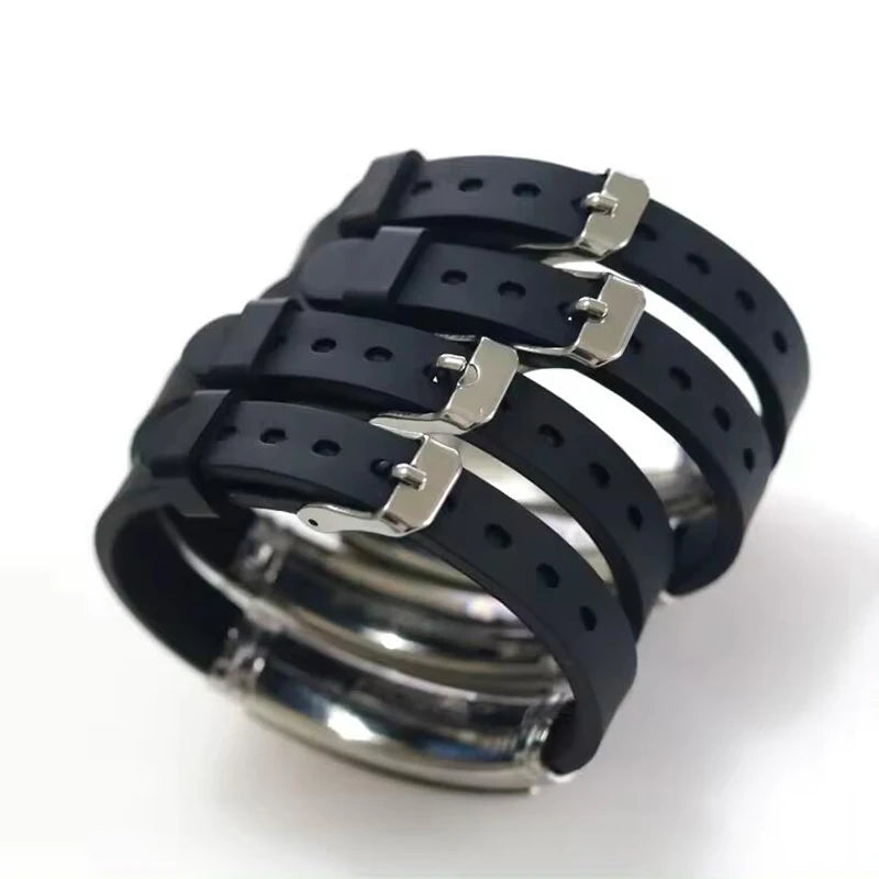 Ein schwarzes Silikonarmband mit einem rechteckigen Edelstahl-Element, das in den Farben der Regenbogenflagge gestaltet ist. Das Armband ist verstellbar und kombiniert modernes Design mit LGBTQ+-Pride.