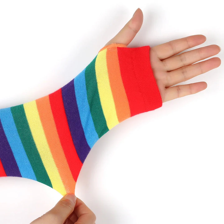 Zwei Hände mit gestreiften Armstulpen in Regenbogenfarben.