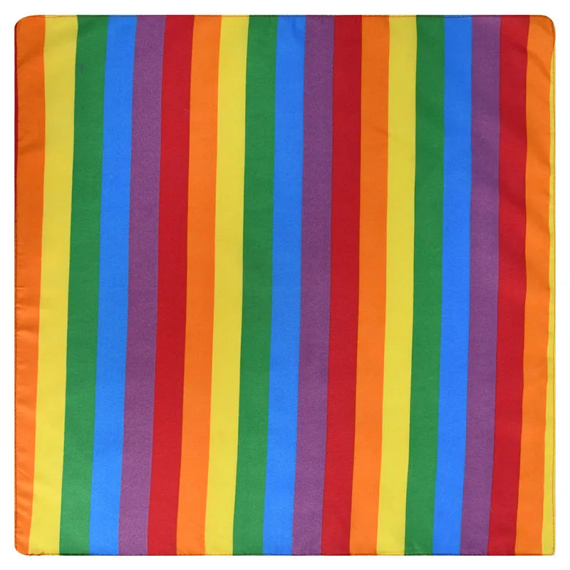 Quadratisches Bandana mit langen, vertikalen Streifen in Regenbogenfarben, flach ausgelegt und als Accessoire nutzbar.