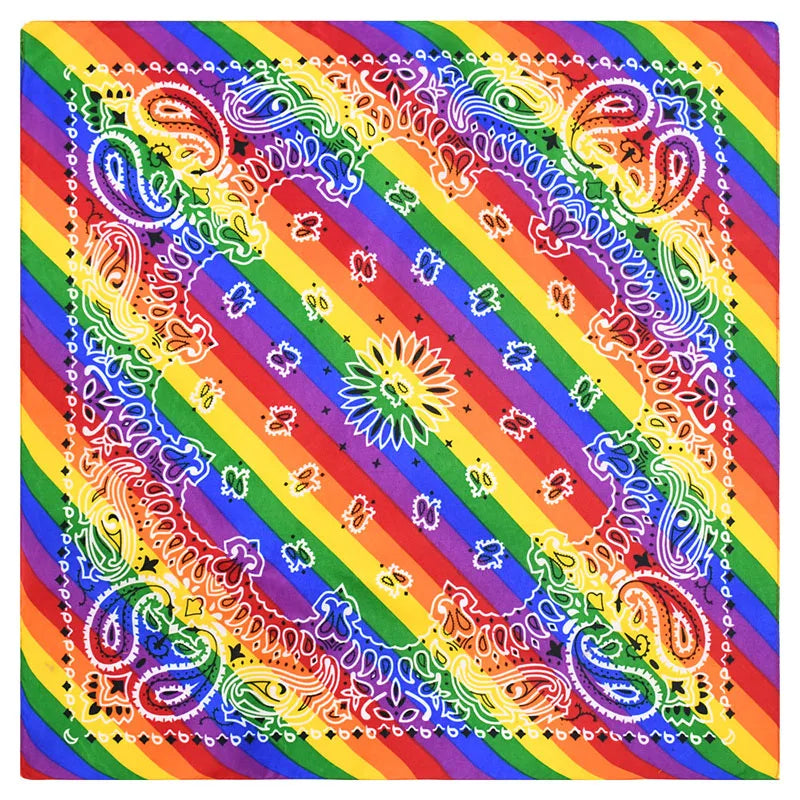 Quadratisches Regenbogen-Bandana mit diagonal verlaufenden Streifen und farbigem Paisley-Muster, flach ausgelegt dargestellt.