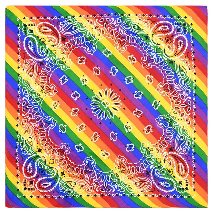 Quadratisches Regenbogen-Bandana mit diagonal verlaufenden Streifen und farbigem Paisley-Muster, flach ausgelegt dargestellt.