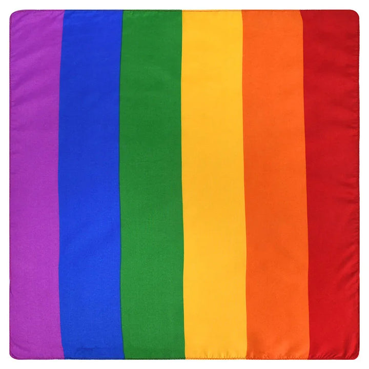 Quadratisches Regenbogen-Bandana mit breiten farbigen Streifen in Lila, Blau, Grün, Gelb, Orange und Rot, flach ausgelegt.