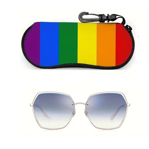 Ein schmales Etui mit Reißverschluss in den Farben der Regenbogenflagge. An der Seite ist ein abnehmbarer Clip und ein kleiner Schraubendreher befestigt. Perfekt für unterwegs.