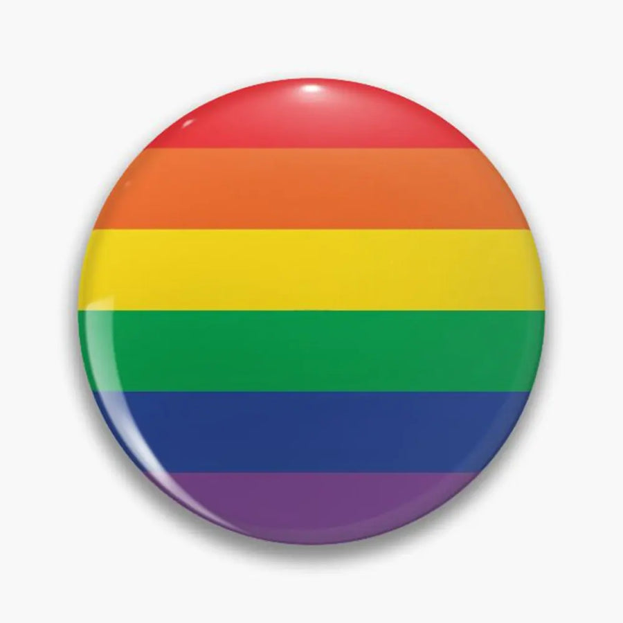 Runder Button mit Regenbogenfarben, symbolisierend die LGBTQ+-Pride-Flagge.