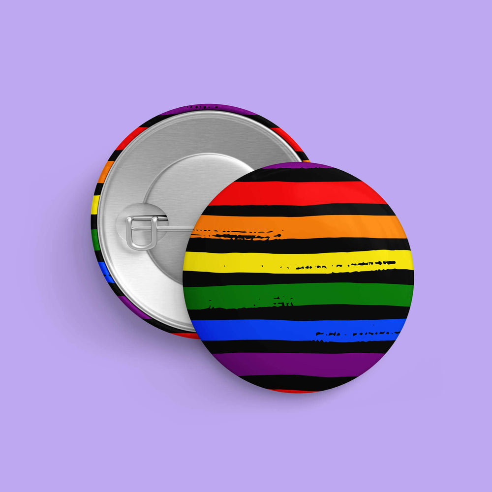 Regenbogen Button mit Pride-Flagge sowie Rückseite mit Sicherheitsnadel auf lila Hintergrund, LGBTQIA+ Ansteckbutton mit 32 mm Durchmesser.