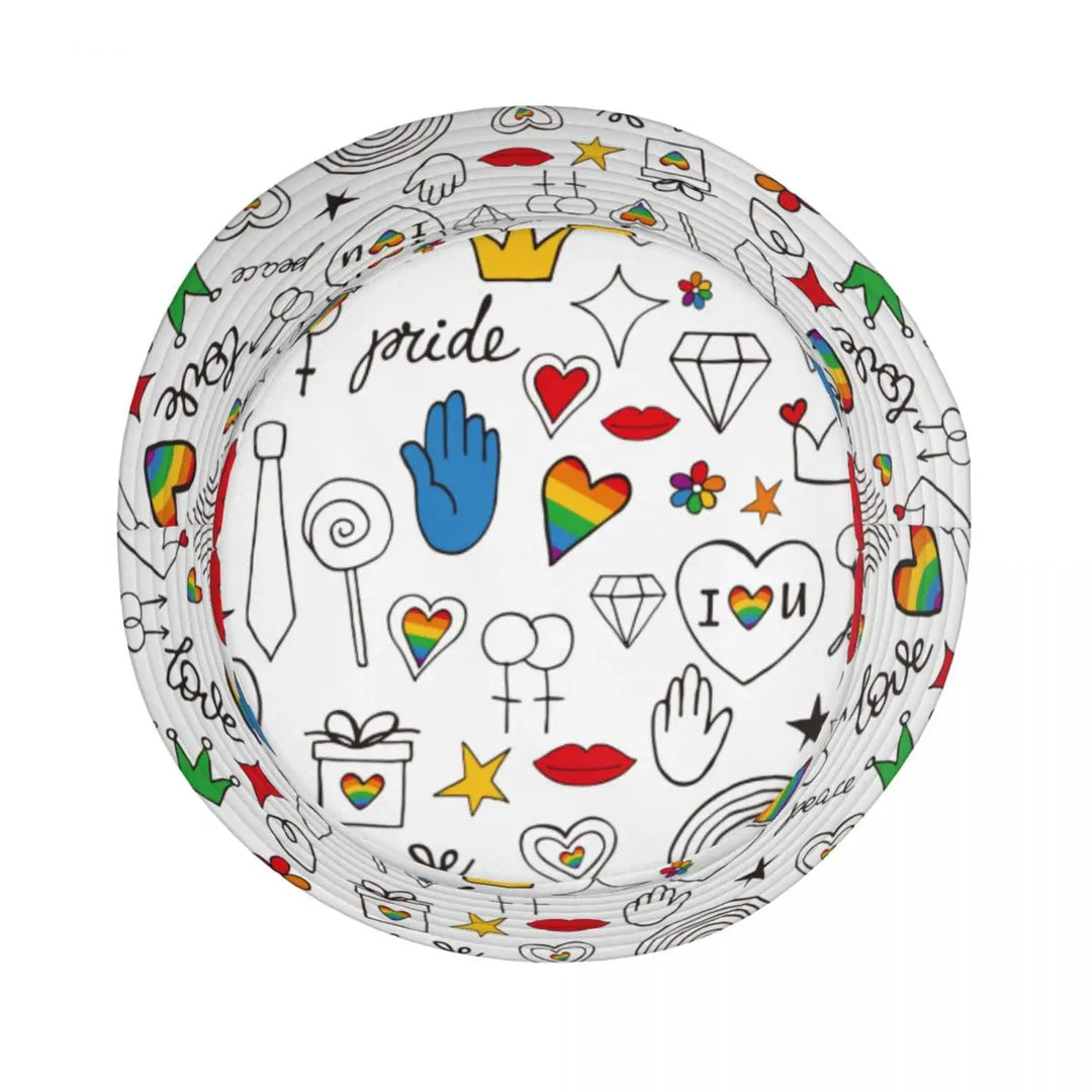 Ein weißer Bucket Hat mit bunten, LGBTQ+-freundlichen Symbolen wie Regenbogenherzen, Sternen, Blumen, Händen und dem Wort "Pride". Der Hut hat ein modernes und auffälliges Design.