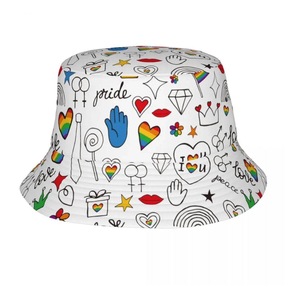 Ein weißer Bucket Hat mit bunten, LGBTQ+-freundlichen Symbolen wie Regenbogenherzen, Sternen, Blumen, Händen und dem Wort "Pride". Der Hut hat ein modernes und auffälliges Design.