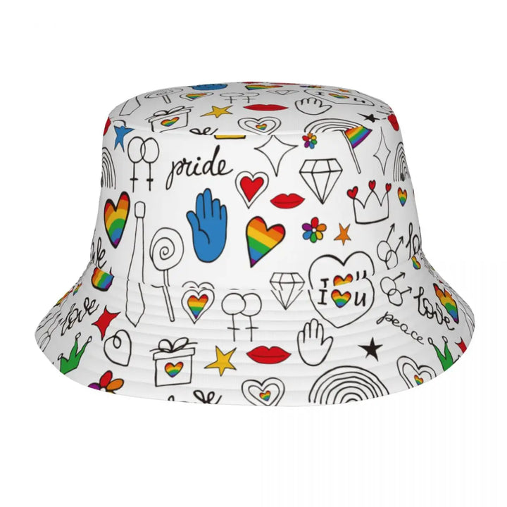 Ein weißer Bucket Hat mit bunten, LGBTQ+-freundlichen Symbolen wie Regenbogenherzen, Sternen, Blumen, Händen und dem Wort "Pride". Der Hut hat ein modernes und auffälliges Design.