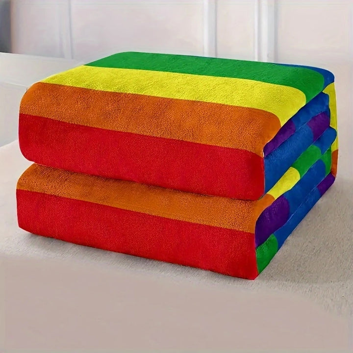 Weiche Regenbogen-Flanelldecke 130 × 150 cm in leuchtenden Pride-Farben, gefaltet dargestellt – kuschelige Wohndecke als LGBTQ+ Pride-Deko