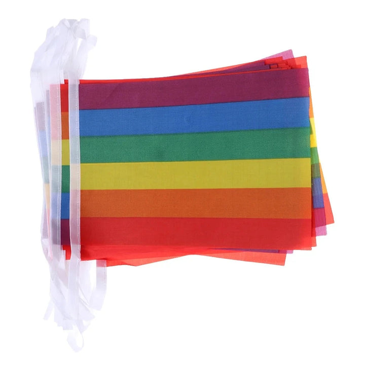 Regenbogen-Girlande mit 38 rechteckigen Pride-Fahnen aus Polyester, verbunden mit weißen Bändern, geeignet für Pride-Events, Partys und Dekorationen im Innen- und Außenbereich.