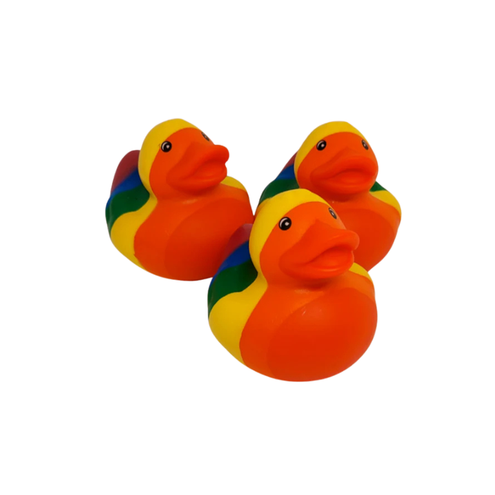 Drei Regenbogen Gummienten als Pride Badeenten in bunten LGBTQIA+ Farben – schwimmende Badeenten für Badewanne, Dusche und Pool