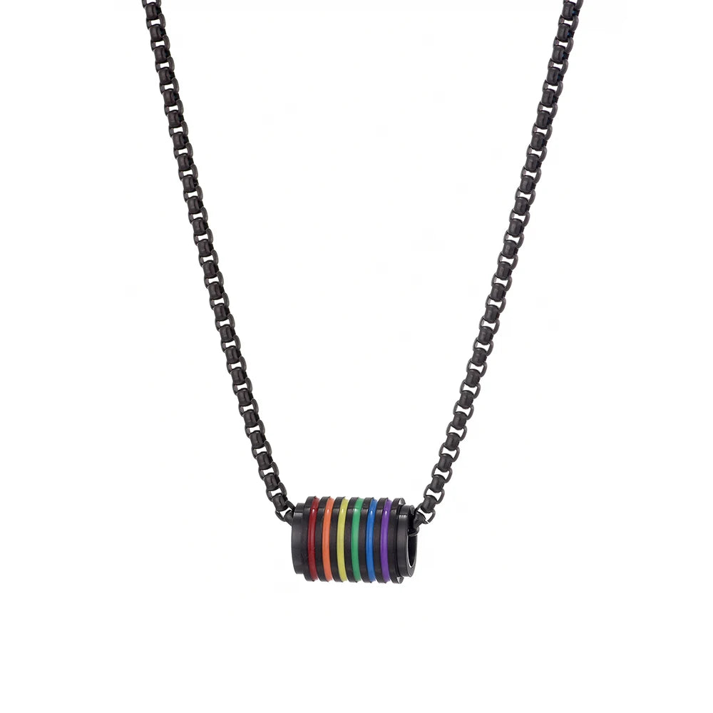 Eine elegante schwarze Halskette mit einem zylindrischen Anhänger, der mit Regenbogenstreifen verziert ist. Die Kette hat ein modernes, minimalistisches Design und symbolisiert LGBTQ+-Pride.