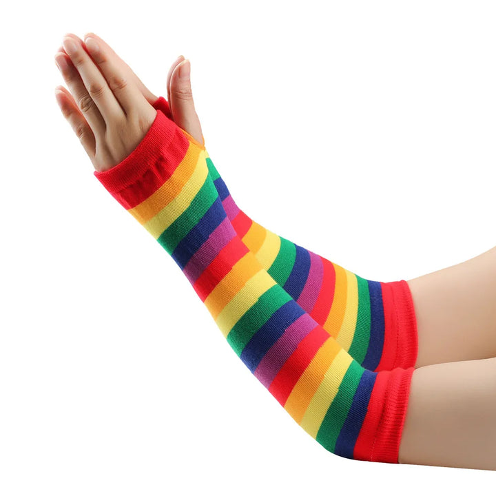 Fingerlose Regenbogen-Handstulpen am Unterarm getragen