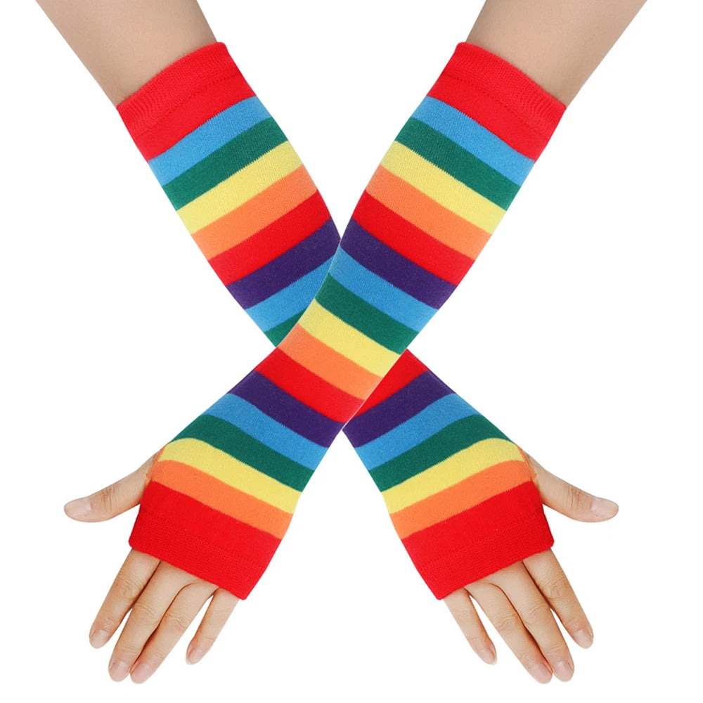 Zwei überkreuzte Hände mit fingerlosen Regenbogen-Handstulpen