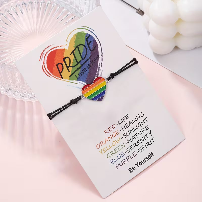 Regenbogen Herz Armband mit Pride Anhänger auf Karte – verstellbares LGBTQIA+ Schmuck Armband als Geschenkidee