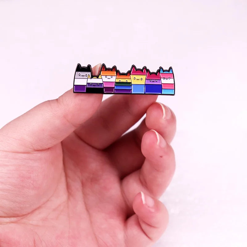 Bunter Katzen Pin mit Regenbogenfarben – kleiner Katzen Anstecker aus Metall