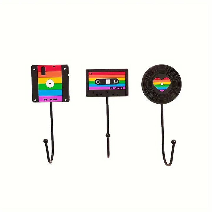 Regenbogen Kleiderhaken im Retro-Design als Diskette, Kassette und Schallplatte – Pride Wandhaken für Jacken, Taschen und Accessoires, Symbol für LGBTQ+ Vielfalt